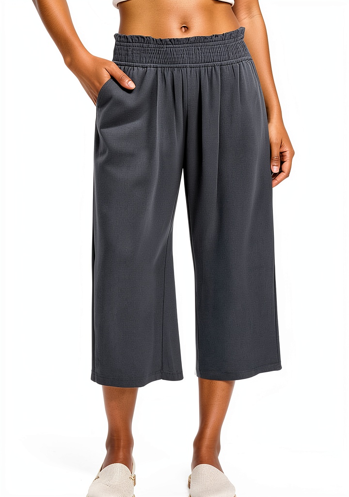 Femme portant le pantalon WWricotta en gris, debout dans un parc